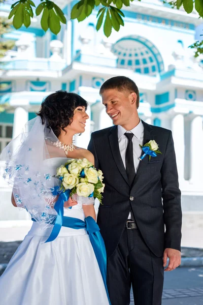 Novia y novio en la boda Día caminando al aire libre en la naturaleza de primavera — Foto de Stock