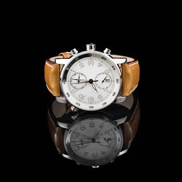 Jam tangan Swiss dengan latar belakang hitam — Stok Foto