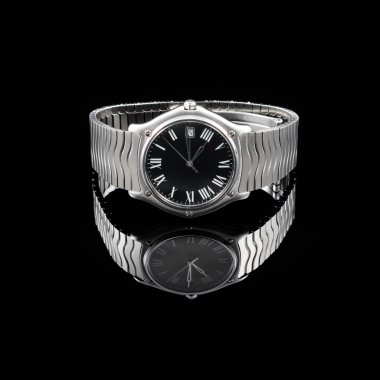 Siyah arka plan üzerine İsviçre saatleri