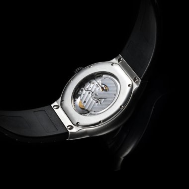 Siyah arka plan üzerine İsviçre saatleri