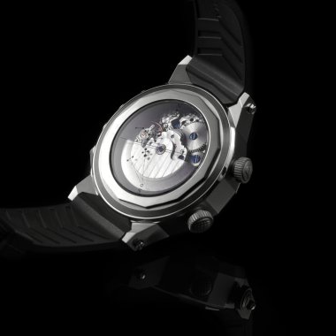 Siyah arka plan üzerine İsviçre saatleri