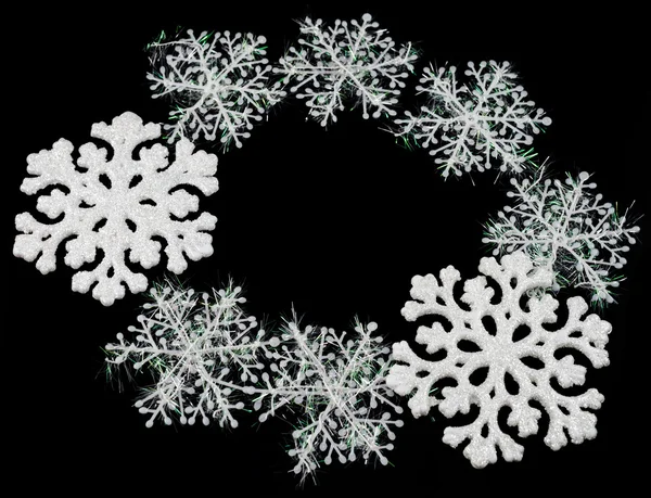 La cornice dei fiocchi di neve con spazio per il testo su sfondo nero. Tema del nuovo anno. Simbolo invernale — Foto Stock