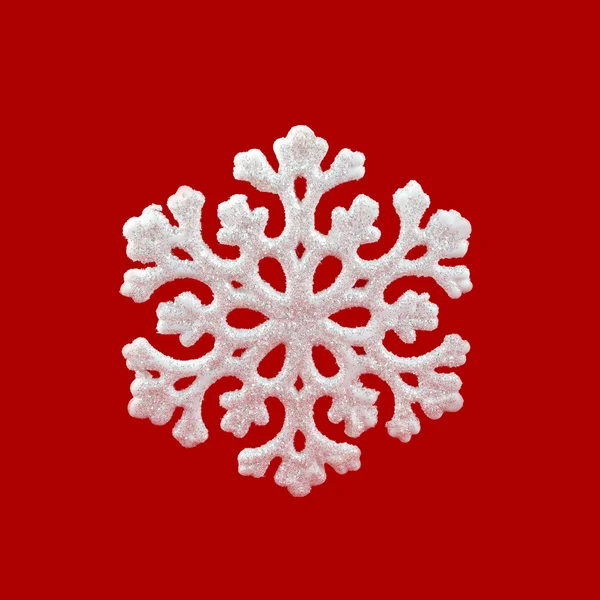 Fiocco di neve bianco su sfondo rosso. Simbolo invernale — Foto Stock