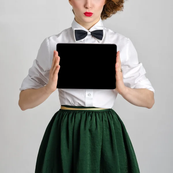 Бизнес-леди держит в руках и показывает планшетный компьютер с сенсорным экраном и Blank Screen — стоковое фото