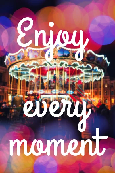 Divirtam-se todos. Citação tipográfica inspiradora. Merry-Go-Round iluminado à noite com bokeh colorido . — Fotografia de Stock