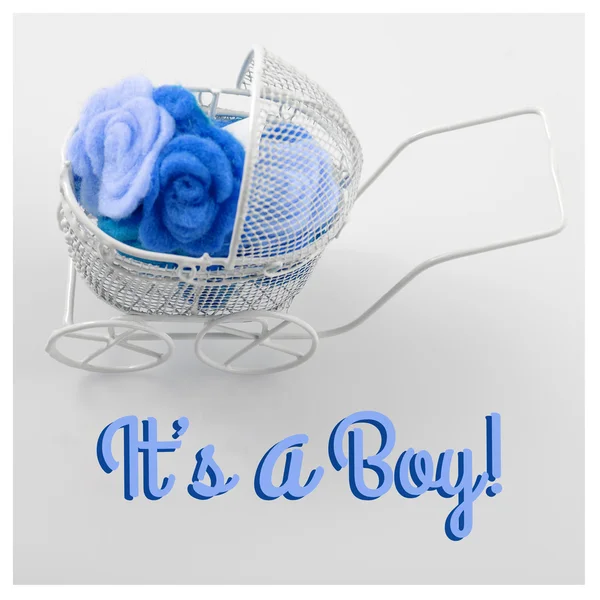 บัตรทารก มันเป็นธีมเด็กผู้ชาย พรมเต็มไปด้วยดอกไม้บนพื้นหลังสีขาว การ์ดอวยพรทารกแรกเกิด . — ภาพถ่ายสต็อก