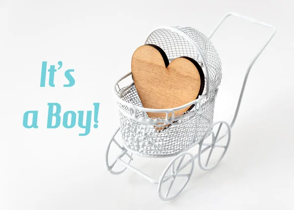 บัตรทารก มันเป็นธีมเด็กผู้ชาย พรมที่มีหัวใจไม้บนพื้นหลังสีขาว การ์ดอวยพรทารกแรกเกิด . — ภาพถ่ายสต็อก
