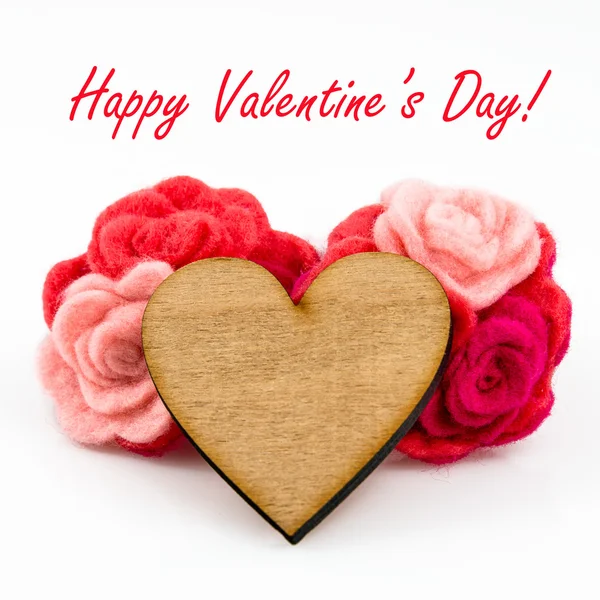 Wooden heart with pink and red wool flowers on white background. Valentines Day greeting card. — Stock Photo, Image