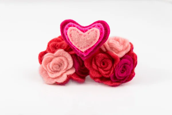 Wool heart with pink and red flowers on white background. Valentines Day greeting card. — Stock Photo, Image