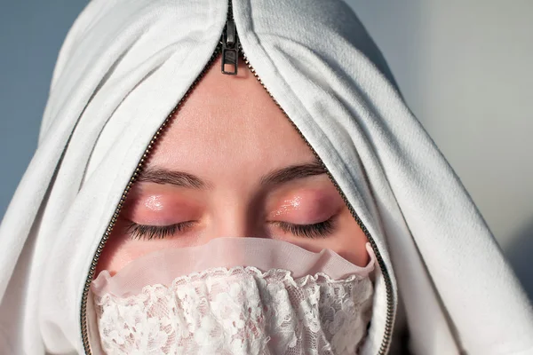 Arabian kvinna som bär hijab. Ung flicka med slutna ögon visar hennes smink. Begreppet tystnad, isolering och sekretess. — Stockfoto