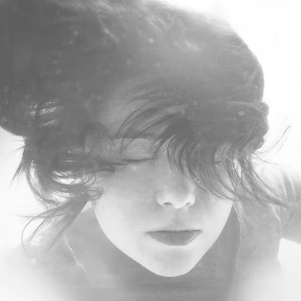 Une plongeuse. Visage de sirène avec des cheveux flottant dans l'eau. Photographie sous-marine rétro noir et blanc . — Photo