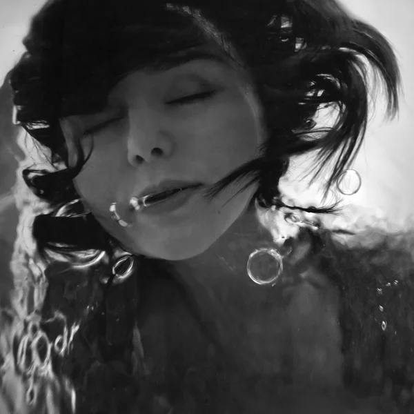 Chica de buceo. Cara de sirena con pelo flotando en agua. Fotografía retro estilizada en blanco y negro bajo el agua . — Foto de Stock
