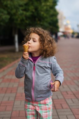 Küçük kız parkta dondurma ile
