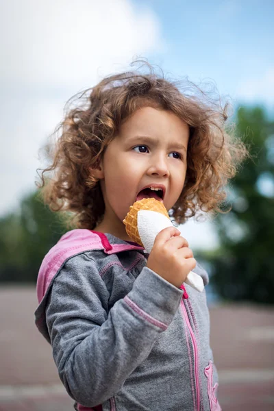Küçük kız parkta dondurma ile — Stok fotoğraf
