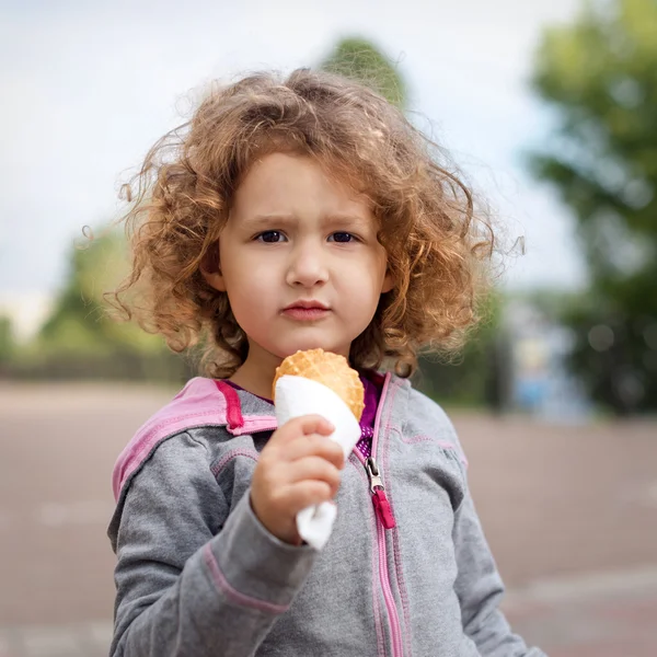 Liten flicka med glass i parken — Stockfoto