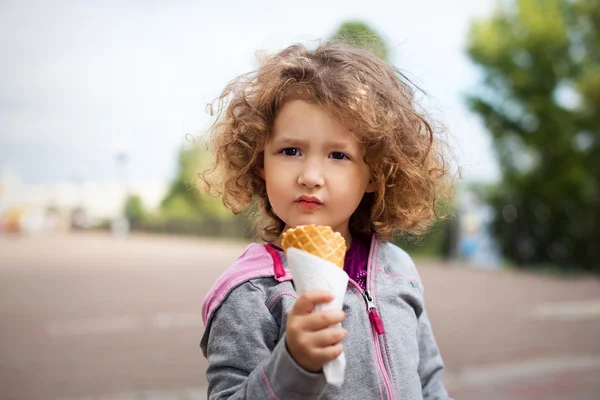 Liten flicka med glass i parken — Stockfoto