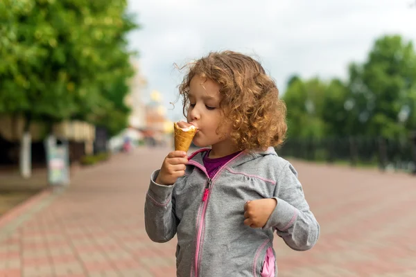 冰淇淋在公园里的小女孩 — 图库照片