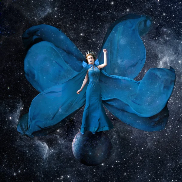 Modré prostoru královna. Krásná žena v vlající šaty stojí a balancování na planetě v kosmickém prostoru. Fantastické umělecké dílo. Prvky tohoto obrazu, které Nasa. — Stock fotografie