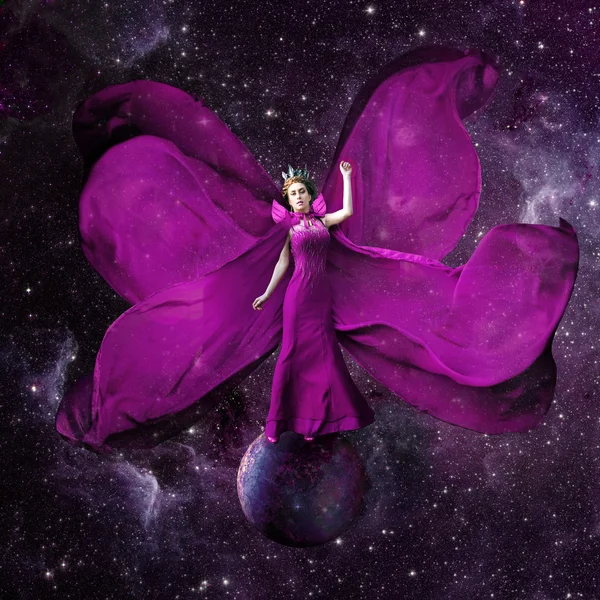 Lila space queen. Vacker kvinna i en fladdrande klänning står och balanserar på planeten i yttre rymden. Fantastiska konstverk. Delar av denna bild från Nasa. — Stockfoto