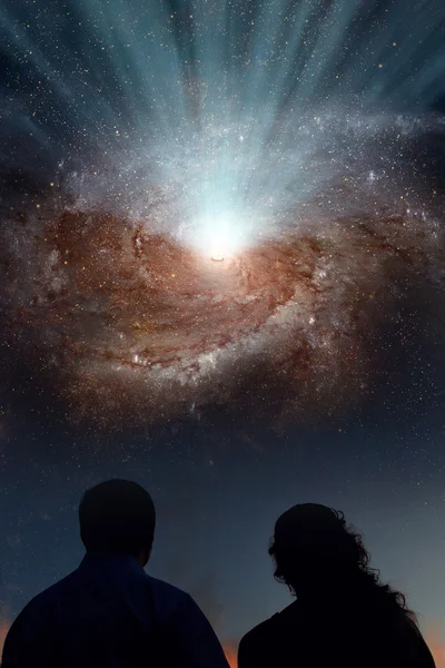Siluetleri yıldızlara bakarak bir çift. Yıldızlı gece gökyüzü astronomik arka plan, metin için yer ile renkli gökadalarıyla birlikte. Nasa tarafından döşenmiş bu görüntü unsurları.