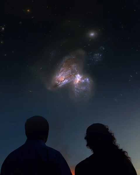 Siluetleri yıldızlara bakarak bir çift. Yıldızlı gece gökyüzü astronomik arka plan, metin için yer ile renkli gökadalarıyla birlikte. Nasa tarafından döşenmiş bu görüntü unsurları.