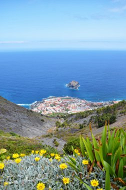 Panoramik okyanus şehir rooftops üzerinde. Tenerife Kanarya Adaları.