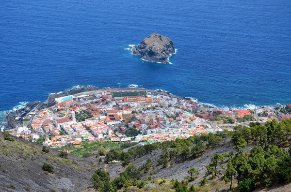 Panoramavy över hustaken i staden vid havet. Tenerife-Kanarieöarna. — Stockfoto