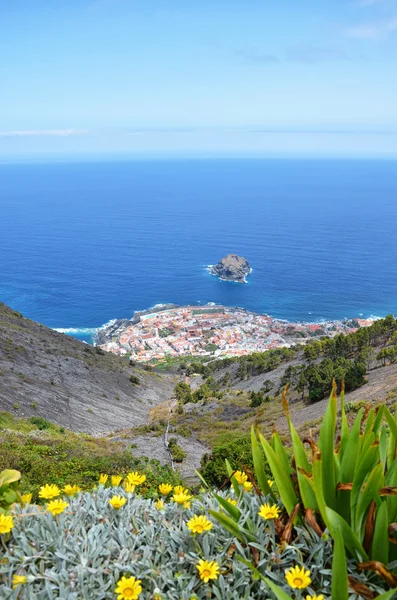 Panoramatický pohled na střechy města oceánem. Kanárské ostrovy Tenerife. — Stock fotografie