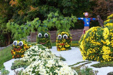Sebze Bahçesi, Korkuluk tarafından korunuyor. Büyük resimler çiçek sebze ile renkli Kasımpatı şeklinde yapılmıştır. Parkland Kiev, Ukrayna.