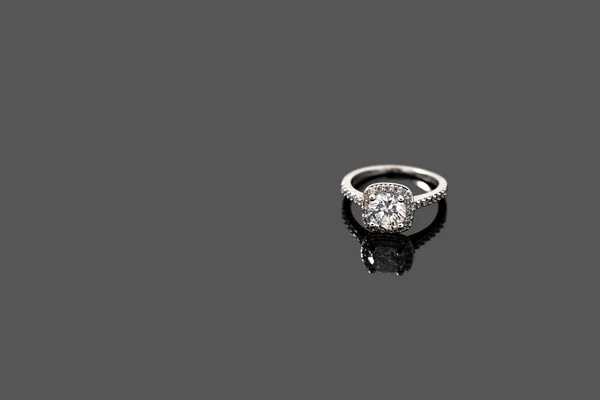 Luxury jewellery. White gold or silver ring isolated on gray background. Selective focus. — Stock Photo, Image