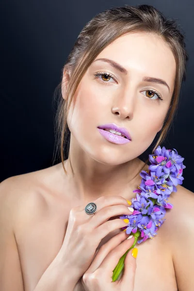 Close portrait of beautiful naked girl with bright makeup and sping flowers. — Stock Photo, Image