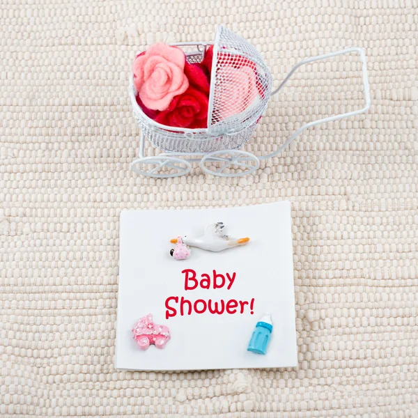 บัตรทารก ธีมอาบน้ําเด็ก ปานเต็มไปด้วยดอกไม้บนพื้นหลังสิ่งทอสีขาว การ์ดอวยพรทารกแรกเกิด . — ภาพถ่ายสต็อก