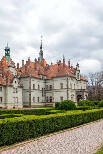 Castillo de caza del conde Schonborn en Carpaty. En el pasado - Beregvar Village, Región de Zakarpattja, Ucrania. Construido en 1890 . —  Fotos de Stock