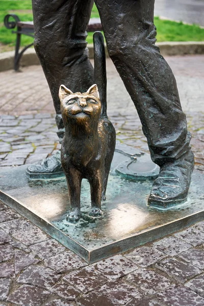 Denkmal des glücklichen Schornsteinfegers und seiner Katze. Das Denkmal mit dem echten Schornsteinfeger bertalon tovt als Prototyp wurde am 12. Juni 2010 vom ukrainischen Bildhauer ivan brovdi enthüllt. — Stockfoto