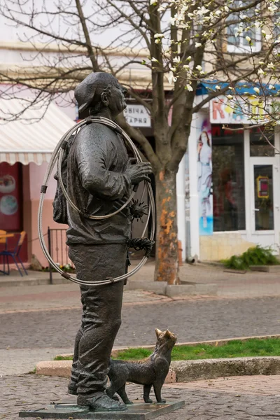 Monumento de Happy Chimney Sweeper e seu gato. O monumento com verdadeiro limpador de chaminés Bertalon Tovt como protótipo foi revelado em 12 de junho de 2010 pelo escultor ucraniano Ivan Brovdi . — Fotografia de Stock