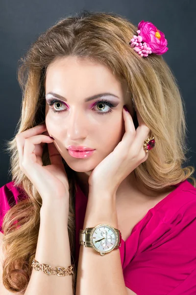 Retrato cerrado de una hermosa mujer rubia con maquillaje brillante y joyas . — Foto de Stock