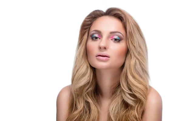 Bella ragazza bionda nuda con trucco luminoso e lunghi capelli arricciati su sfondo bianco. Scatto moda . — Foto Stock