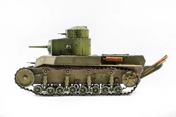 Papírový model starý bojový tank izolovaných na bílém pozadí. — Stock fotografie