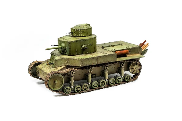 Papieren model van een oude tank geïsoleerd op witte achtergrond. — Stockfoto