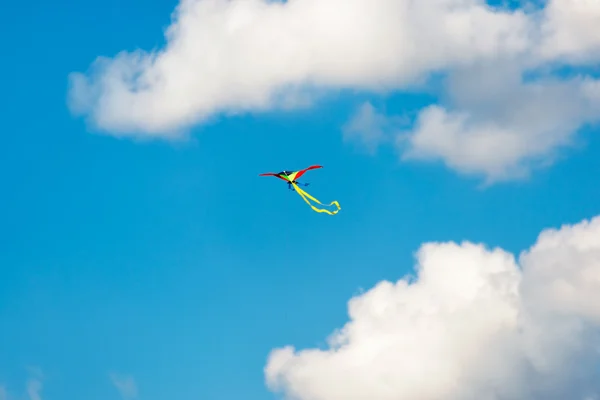 Drachen fliegen in den Himmel, Spaß und spannend für Kinder. Konzept des Träumens oder aktiven Sommerurlaubs. — Stockfoto