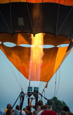 İnsanlar bir aerostat balon brülör test.