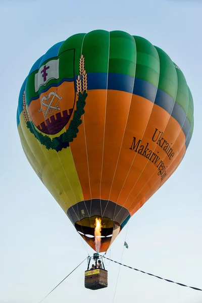 Heißluftballon am Abendhimmel. — Stockfoto