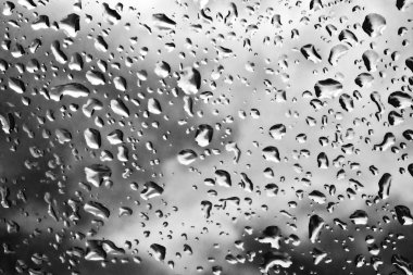 Pencere cam doku üzerinde doğal su damlaları.