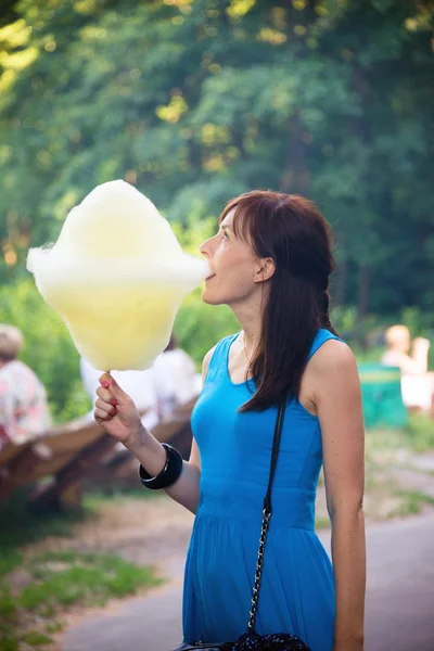 Pamuk şeker parkta poz olan komik kadın. — Stok fotoğraf