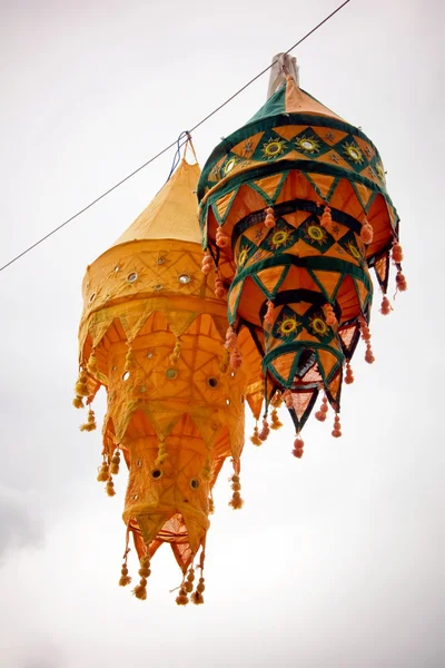 Faroles festivos indios tradicionales en el cielo . —  Fotos de Stock