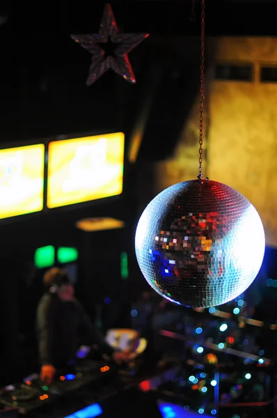 Ντίσκο μπάλα στο νυχτερινό κέντρο διασκέδασης. Κόμμα φόντο. Επιλεκτική focuse-αυτοκινήτων. — Φωτογραφία Αρχείου