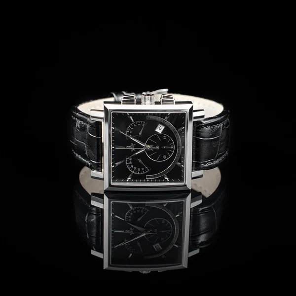 在黑色背景上的瑞士手表 — 图库照片