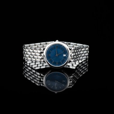 Siyah arka plan üzerine İsviçre saatleri. Ürün fotoğraf.