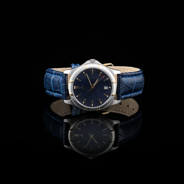 Zwitserse horloges op zwarte achtergrond. Productfotografie. — Stockfoto