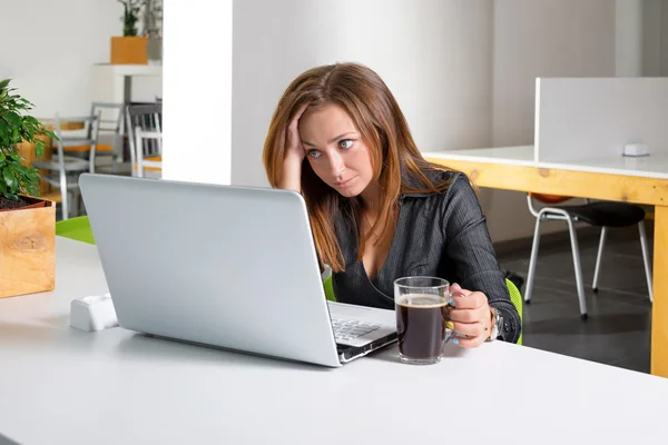 Depressief zakenvrouw zit op computer. Moe en slaperig kantoor werknemer kijken naar de laptop scherm en hulp nodig heeft. — Stockfoto